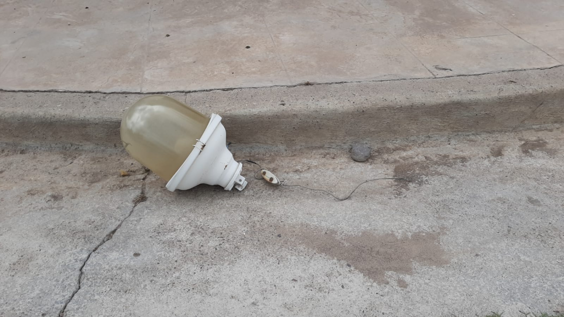 Palpal�: cami�n tir� abajo cables del alumbrado p�blico y se fue como si nada