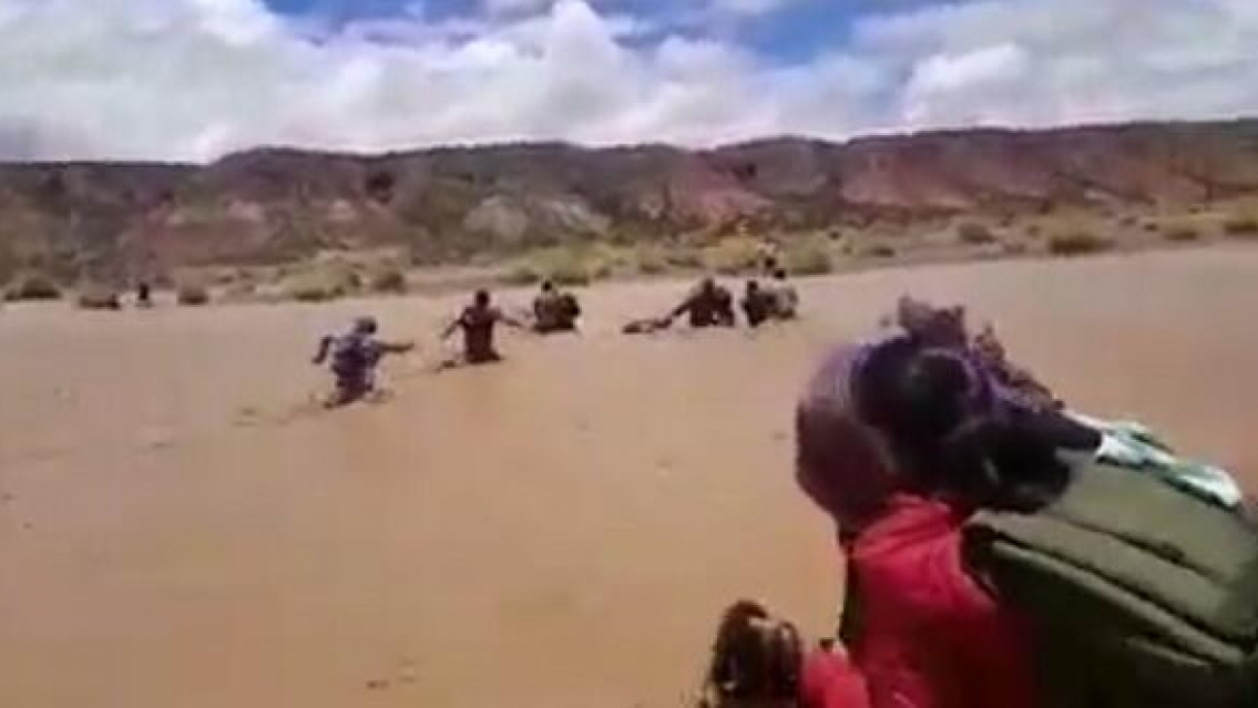 "Los olvidados": hacen cordón humano para que no se los lleve el agua