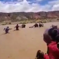 "Los olvidados": hacen cordón humano para que no se los lleve el agua