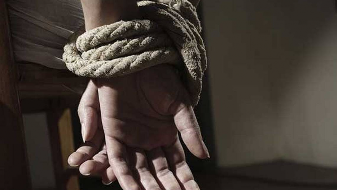 Norte�o completamente borracho, golp�o a su ex, la amenaz� y la secuestr�