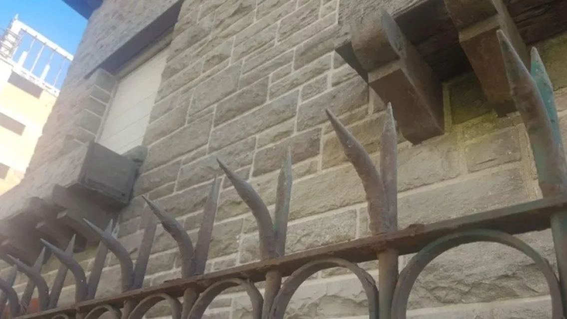 Quiso saltar una reja en plena madrugada y quedó enganchado de los testículos