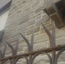 Quiso saltar una reja en plena madrugada y qued&oacute; enganchado de los test&iacute;culos