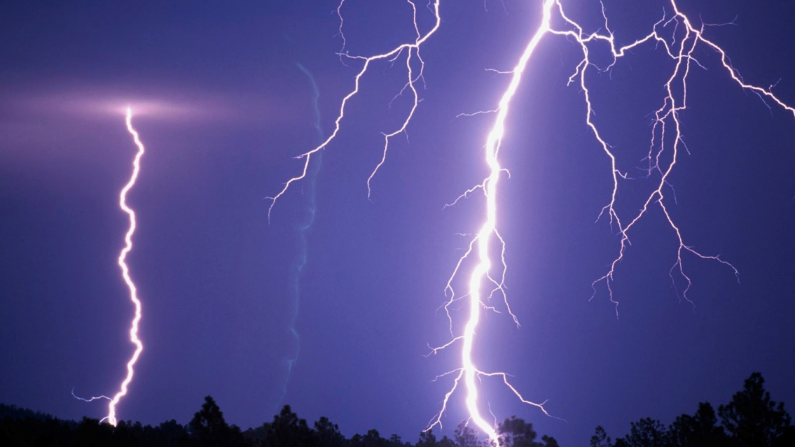 En pleno temporal cay� un rayo y rompi� la c�pula de esta iglesia juje�a