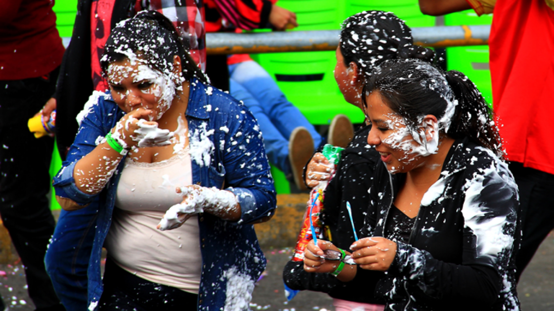 Las multas y sanciones por molestar con agua, talco, pintura o nieve a quienes no estén jugando al carnaval