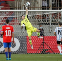 ¿Nos quedamos sin arquero? ¡Con El Dibu, no! La sanción que podría recibir el jugador