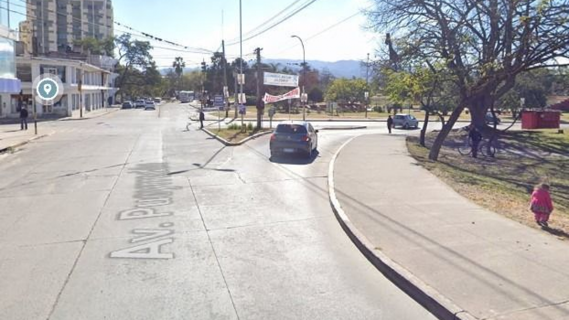 Pleno centro jujeño: entre 3 se aprovecharon de un hombre y le robaron el celular