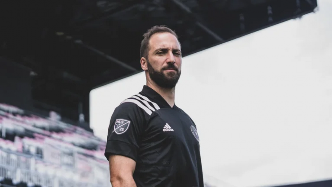 Gonzalo Higuaín contó porqué no volvería más a la Argentina: "Le prometí a mi vieja..."