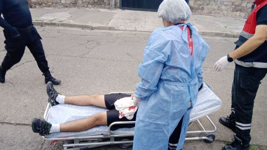 Entre dos, atacaron a un policía jujeño para robarle. Lo apuñalaron y está grave