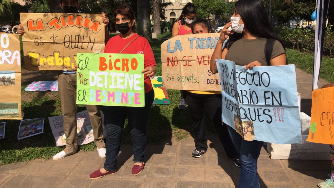 Juje�os marcharon en defensa de los diques y contra los negociados
