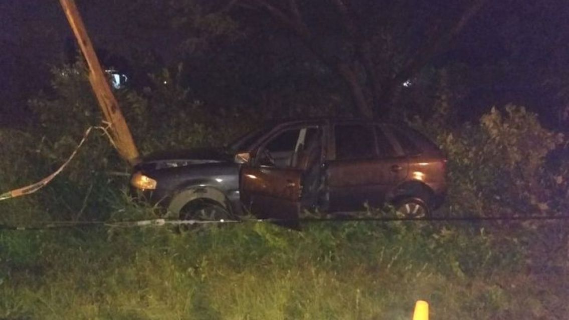 Terrible choque en Jujuy: Estaba machadísimo y se dio de frente contra un poste