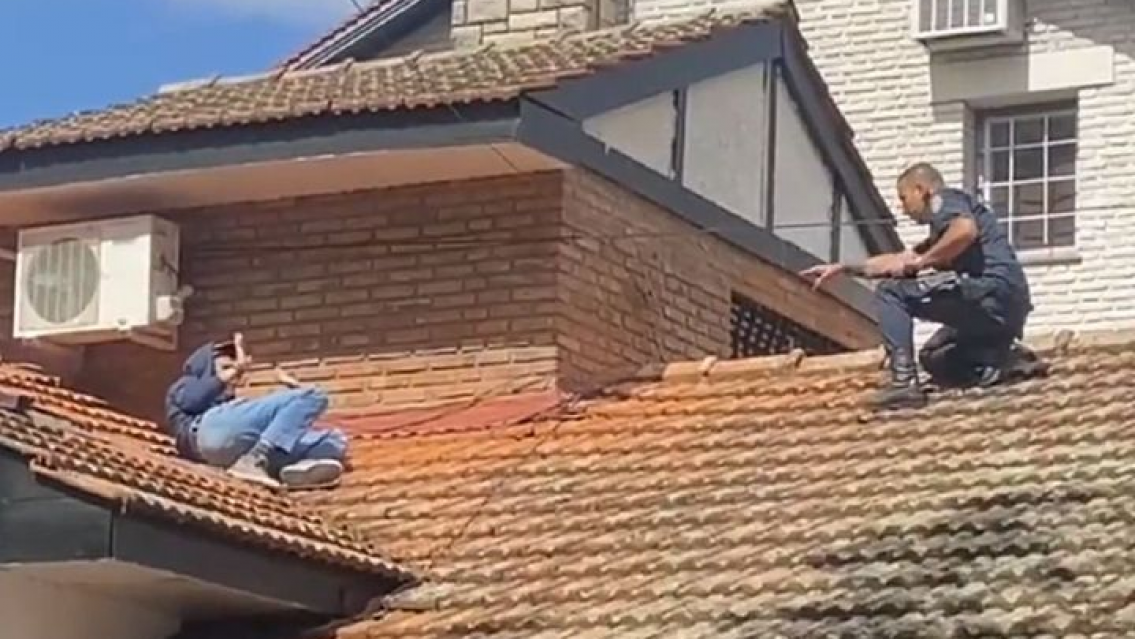 La macha del siglo, terminó dormido arriba del techo y lo tuvo que bajar un policía