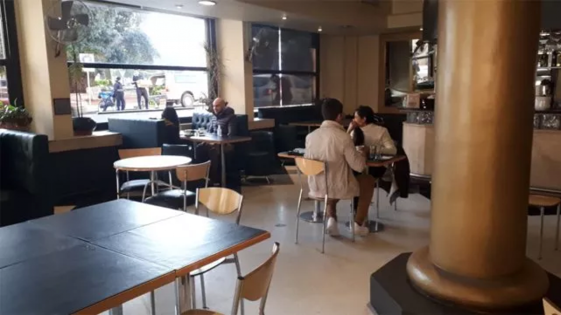 "Mozos afeminados y cajeras mal te�idas": un cliente muy discriminador en un bar