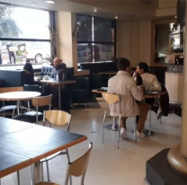 "Mozos afeminados y cajeras mal te&ntilde;idas": un cliente muy discriminador en un bar