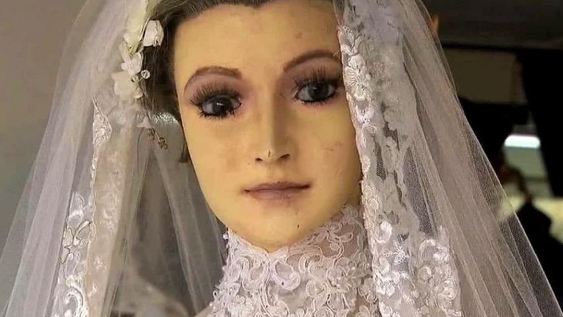 Esta no es una muñeca, sino una joven muerta: la tienen en este local