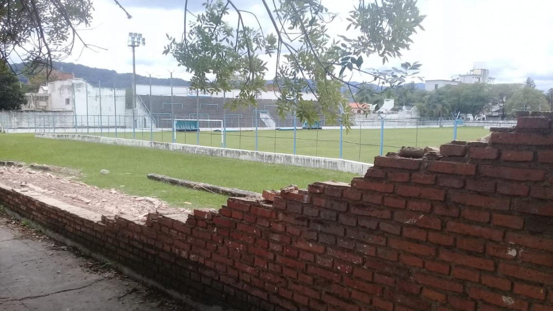 Se cayó a pared de un estadio: todos indignados con la Liga Jujeña de Fútbol