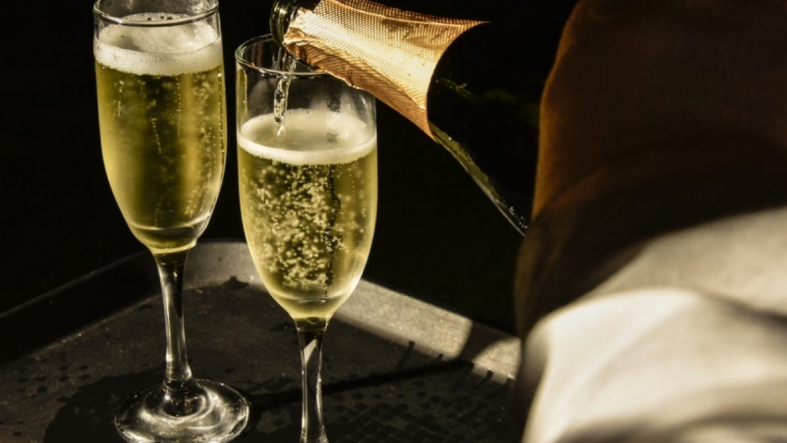 Mezclaron champagne con éxtasis, una persona murió y ocho están internadas