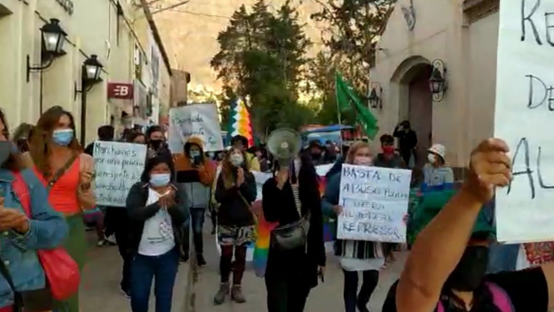 Multitudinaria marcha contra el abuso policial y el gatillo f�cil en Tilcara