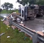 Brutal vuelco de un camión lleno de mercadería en un puente de la ruta 9