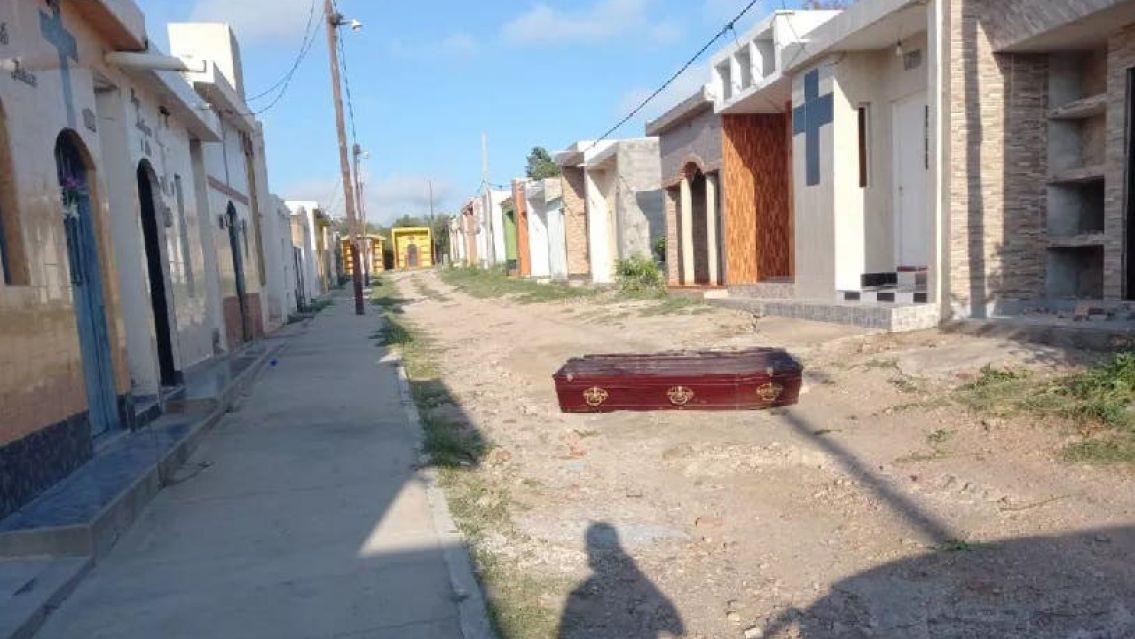  Alba�il encontr� tirado en una calle del cementerio el f�retro de su hijo muerto