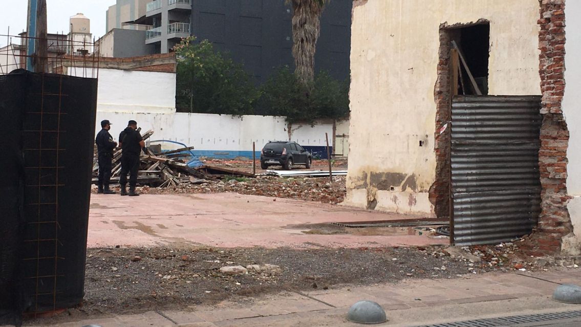 Así quedó la pared que se cayó en el Cabildo: Hay heridos