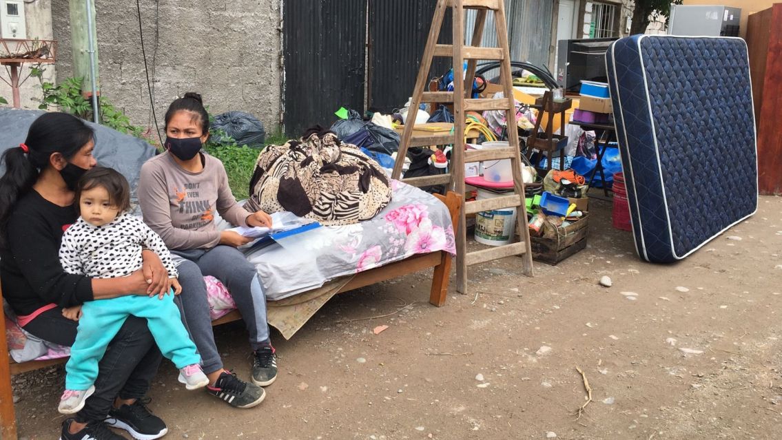 Bolivianos hicieron desalojar a una juje�a y sus bebes de un terreno en Campo Verde