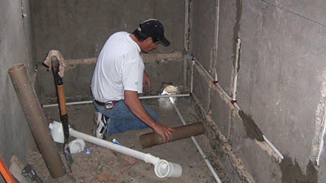 Su mujer le era infiel con el plomero, él se vengó de la peor manera