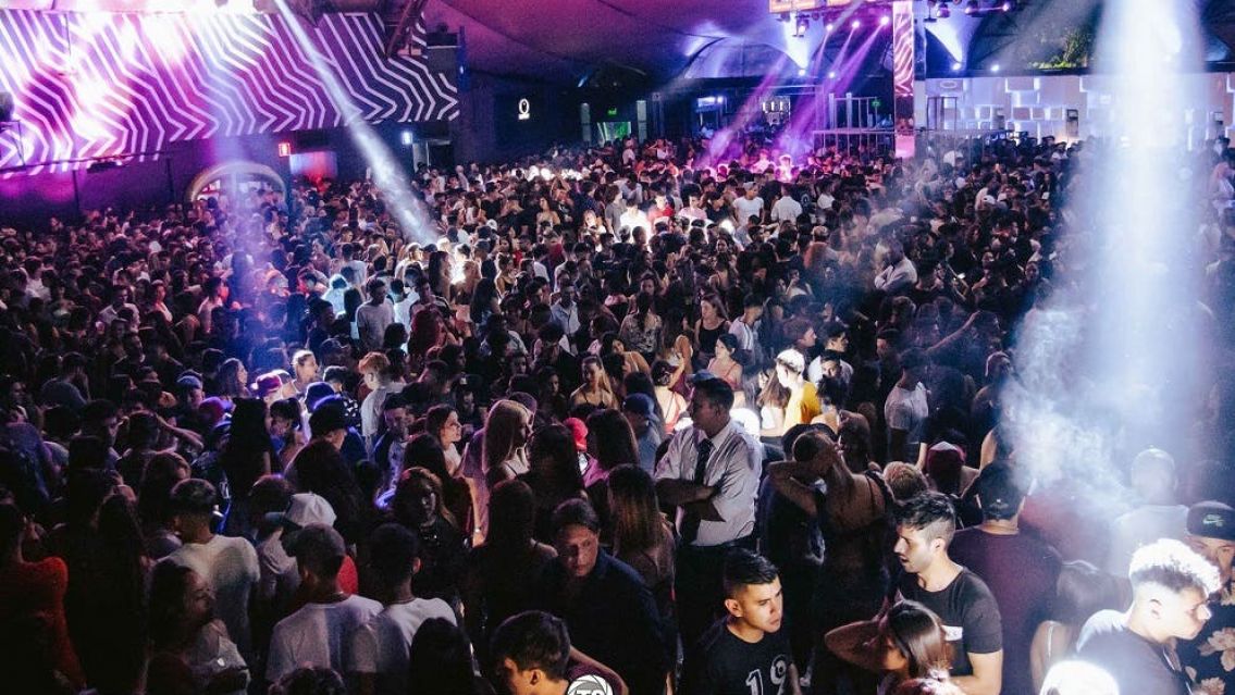 Quiso llevar a su mam� a un conocido boliche "cheto" pero le dijeron vieja y que "desentona"