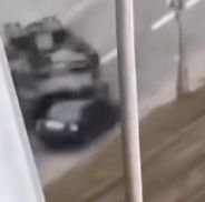 Tanque ruso aplastó un auto que manejaba un civil ucraniano en medio de la ciudad