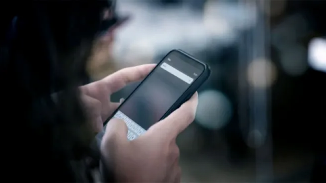 Q.E.P.D. Fue a enchufar el celular y murió por una descarga eléctrica