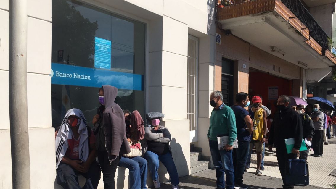 "Somos rehenes del Banco Naci�n": dos cuadras de fila, la indiferencia de siempre