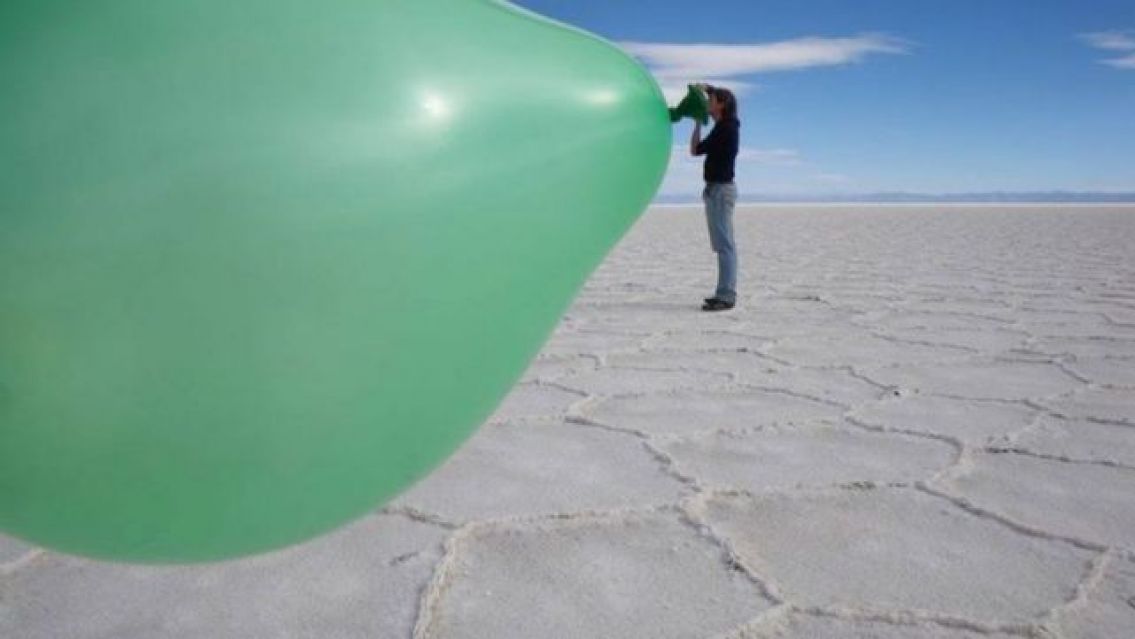 Debate en Twitter por las fotos "creativas" que se sacan los turistas en las Salinas Grandes