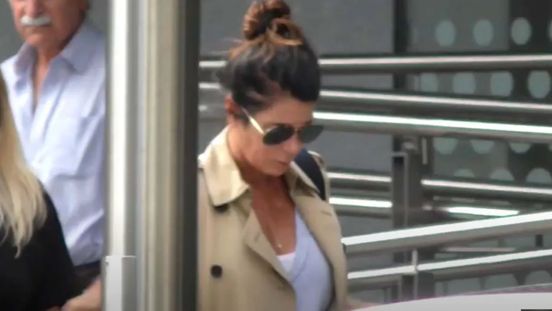 La familia de Tini Stoessel espera a su pap� en la puerta del sanatorio donde est� internado