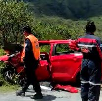 Brutal choque en la Cuesta de Bárcena dejó dos autos destruidos