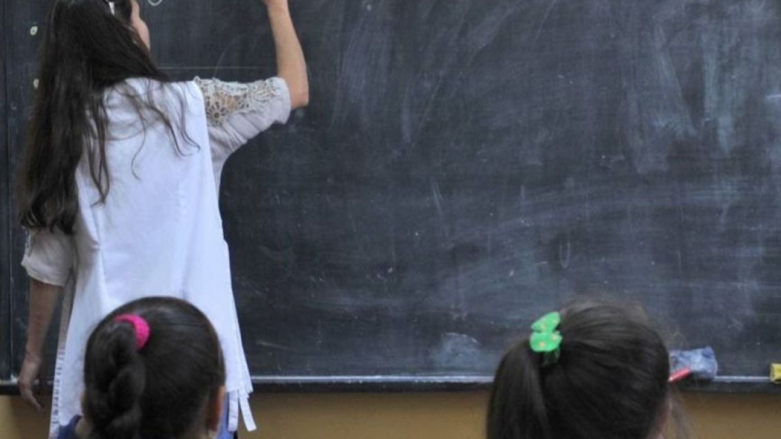 Escrach� a la se�o de su hijo despu�s de encontrarla con su marido: "Sos una..."