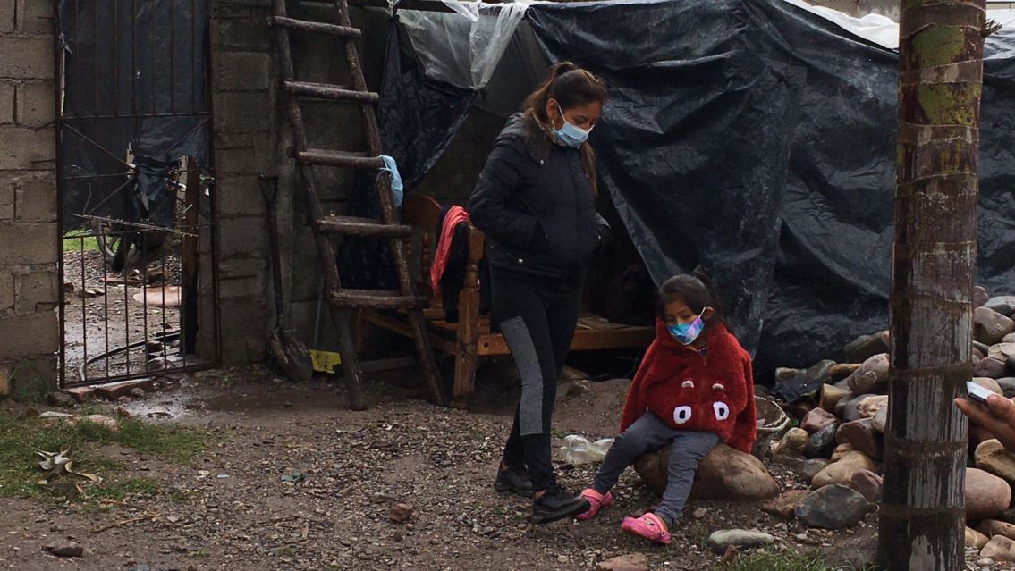 Dejaron a una familia jujeña en la calle y perdió lo poco que tenía por la lluvia