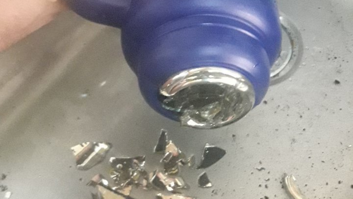 Le tiró en la cara un termo con agua hirviendo, pero ella lo justificó: "es la primera vez"