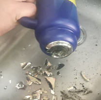 Le tiró en la cara un termo con agua hirviendo, pero ella lo justificó: "es la primera vez"