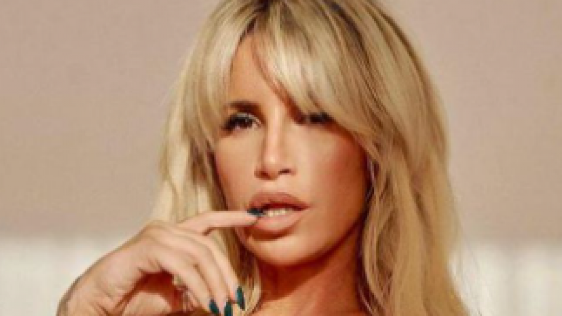 Nuevas fotos de Flor Peña con una microbikini cavada: furor en redes