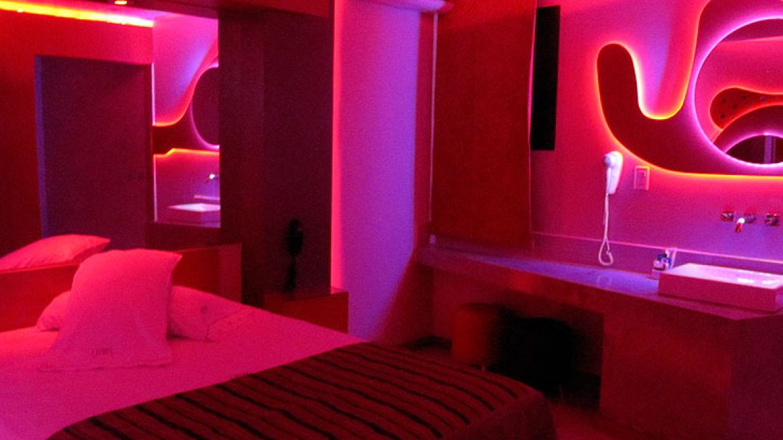 Un chango llevó a dos chicas trans a un telo y acabó con la "laco" lastimada