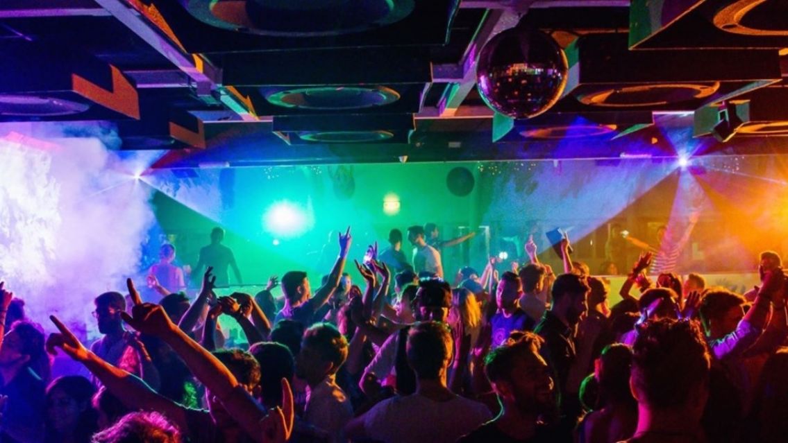 Una se�ora "encar�" a un pibe en un bar y se llev� una tremenda sorpresa