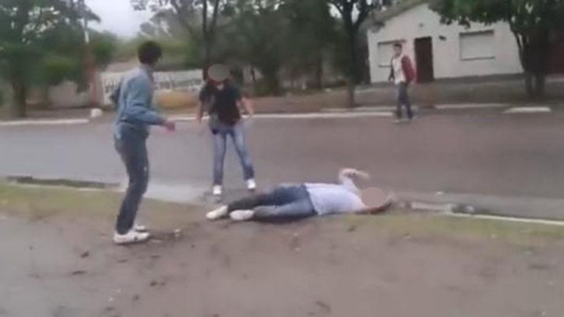 Norte�o se fue a las pi�as con su hermano, su pap� se meti� y lig� una pu�alada. Muri�