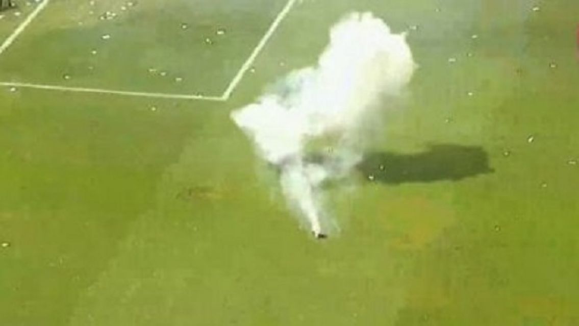 Se pudri� el cl�sico: �Tiraron una bomba en medio de la cancha!