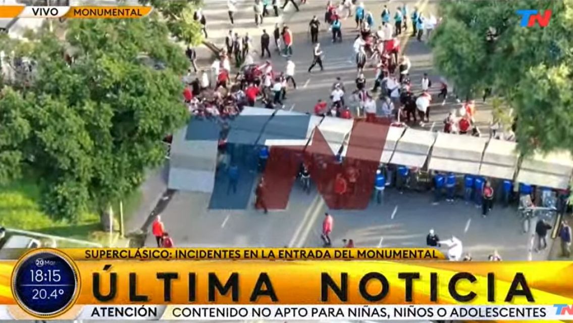 Incidentes en River: hinchas tiraron todo y quieren meterse al Monumental
