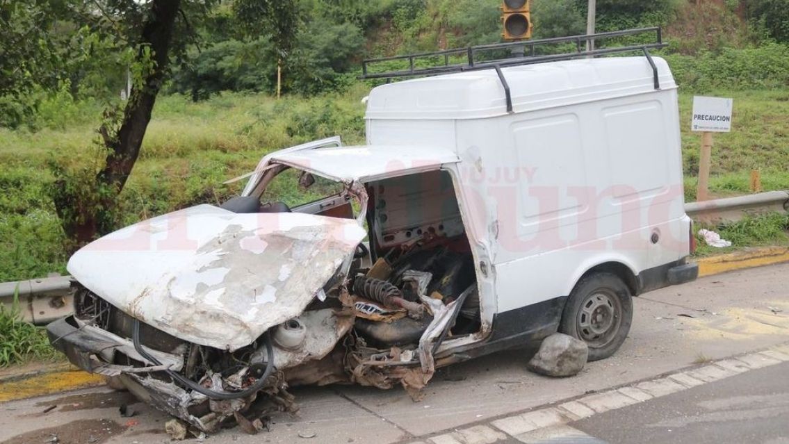 Un choque de frente en Jujuy dej� a un hombre al borde de la muerte
