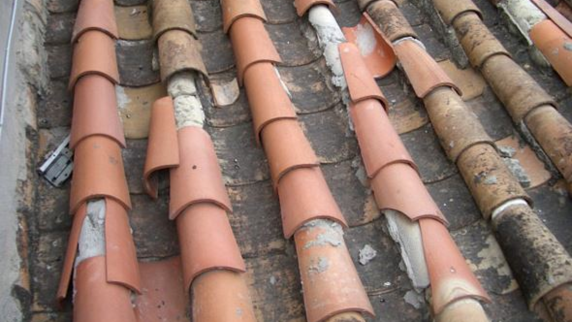 Juje�o arreglaba el techo de su casa, se desplom� y muri�