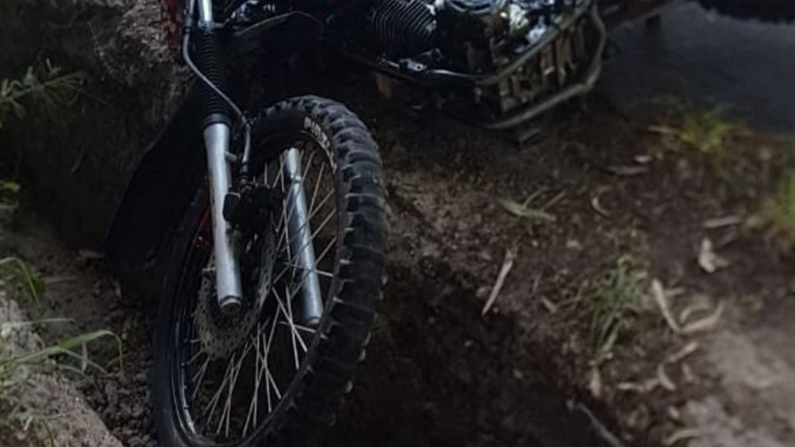 Su novio le ense�aba a manejar, aceler�, se asust�, cay� a una acequia y muri�