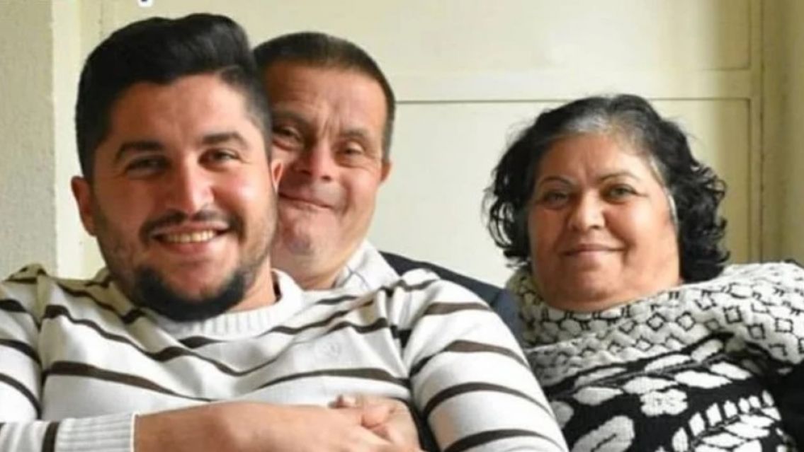 Un padre con Síndrome de Down cría a su hijo dentista y derriba mitos y barreras