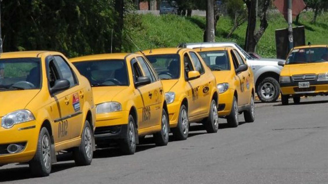 Taxista llevaba pasajeros, se durmi� y choc� en Alto Comedero: Estaba machad�simo