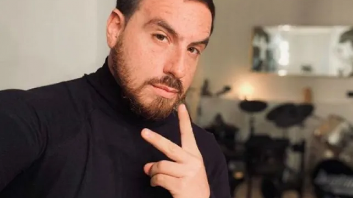 Fede Bal se tatuó "ahí abajo", se animó a pincharse donde no le da el sol. Mostró todo en la tele