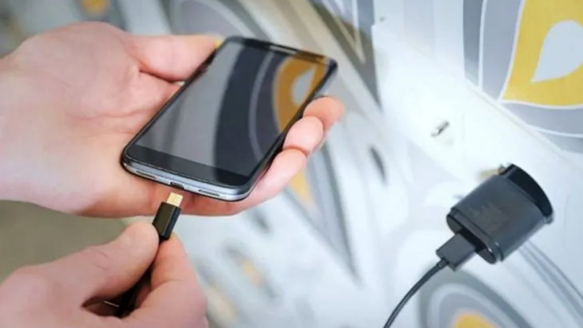 Dijo que su hijo murió al enchufar el celular, pero era una terrible mentira: esto le hizo